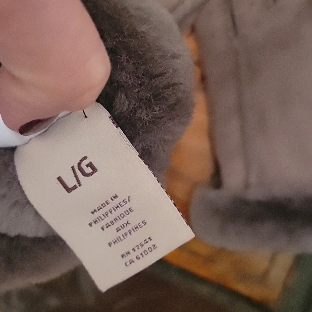UGG Perforated shearling glove. Grey Sz: large Cold Weather Snow Skiing Outdoors